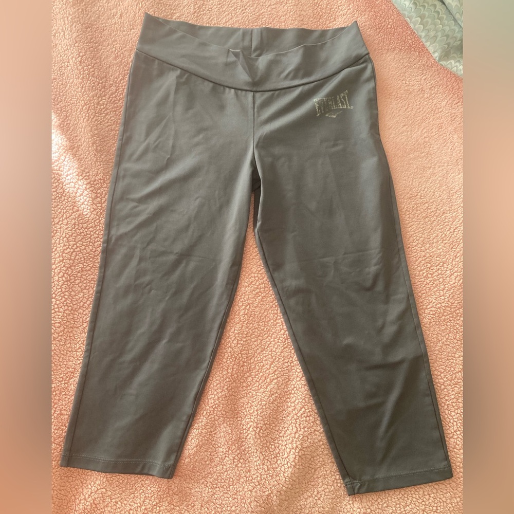 Everlast capri length legging, gray color, Size M.